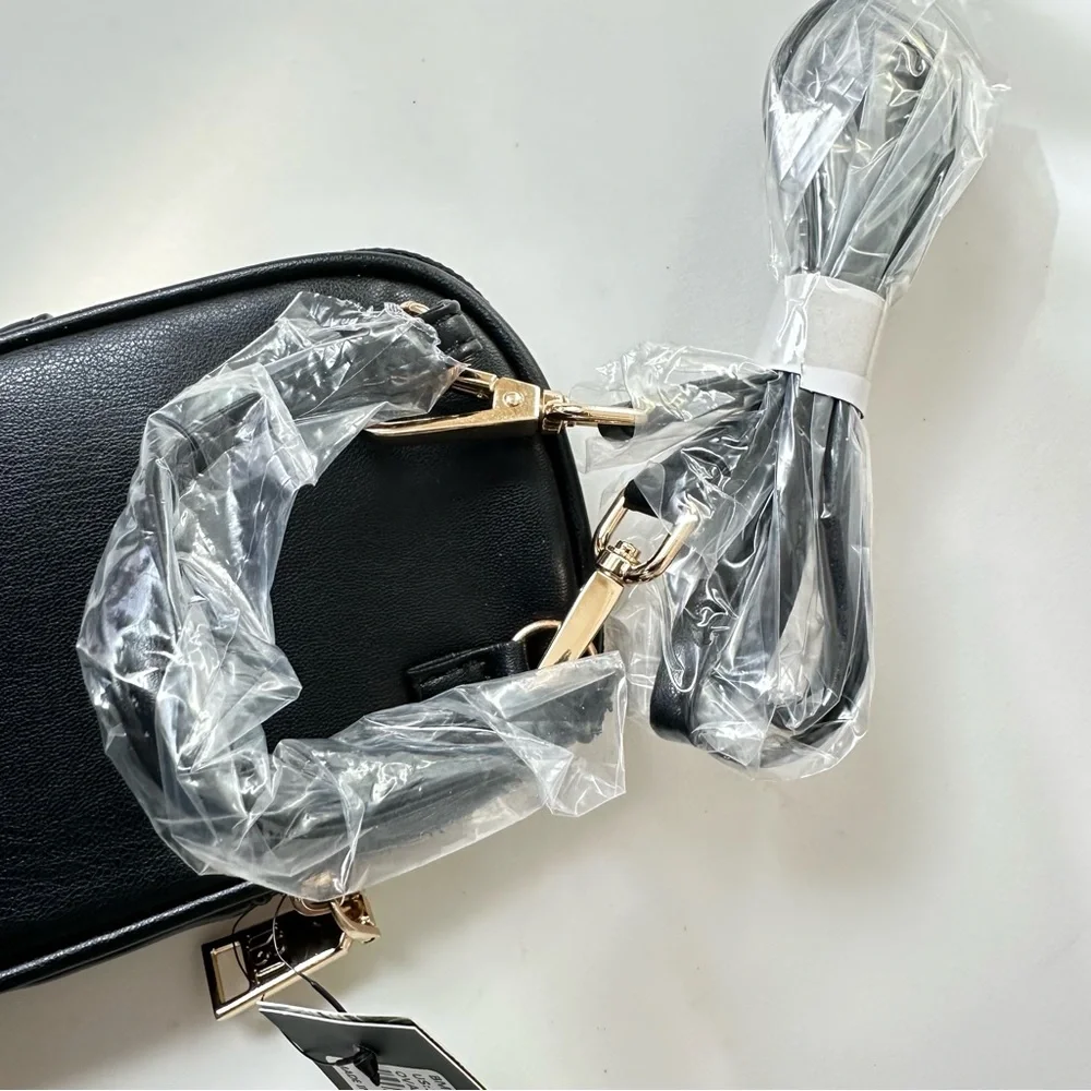 Badgley Mischka Oval Quilted Crossbody Phone Bag Black & Gold
